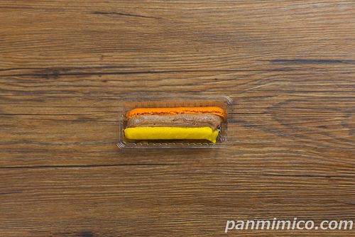 マカロンサンド(チョコレート&パッションパイン)【ファミリーマート】上から撮った写真