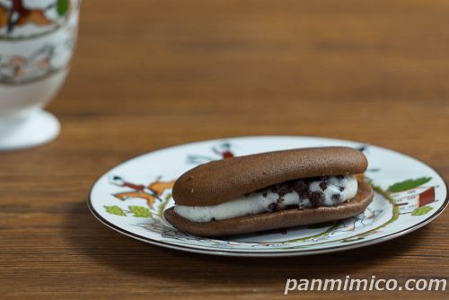 植物生まれのクリームサンド（クッキー＆クリーム）【ファミリーマート】斜めから撮った写真