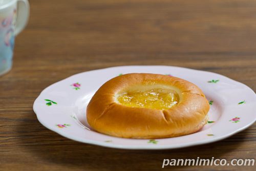 たっぷりりんごヨーグルト【第一パン】斜めから撮った写真