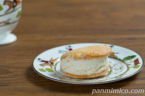 クリームたっぷり生ブッセ(黒みつ&きなこホイップ)【ヤマザキ】斜めから撮った写真