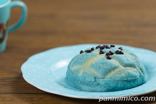 チョコミントメロンパン【セブンイレブン】斜めから撮った写真