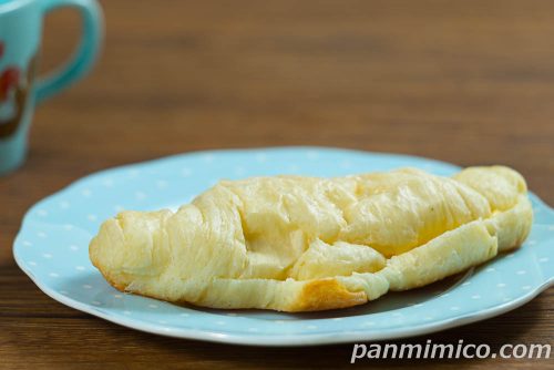 白生クロワッサン(ダブルカスタード)【ファミリーマート】斜めから撮った写真