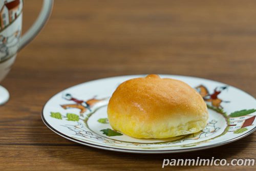 塩バター香る揚げ焼きくりーむパン【ファミリーマート】斜めから撮った写真