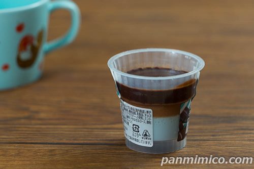 割って食べるチョコミントプリン【ファミリーマート】斜めから撮った写真