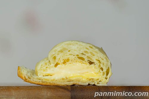 白生クロワッサン(ダブルカスタード)【ファミリーマート】断面の写真