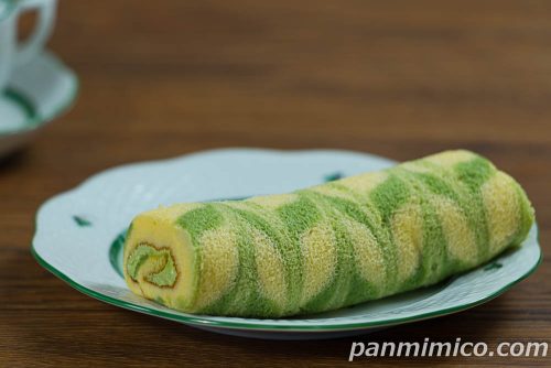 リーフィアのはっぱカッターロールケーキ（抹茶ミルククリーム）【ファミリーマート】斜めから撮った写真