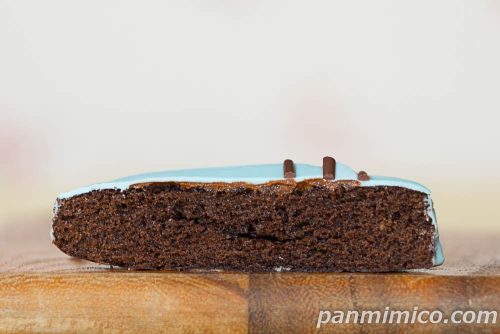 チョコミントケーキ【セブンイレブン】断面の写真
