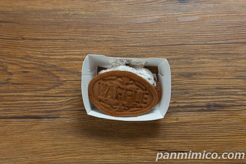 クリーーーーームワッフル クッキー&クリーム【ファミリーマート】上から撮った写真