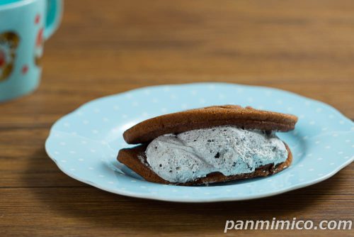 クリーーーーームワッフル クッキー&クリーム【ファミリーマート】斜めから撮った写真