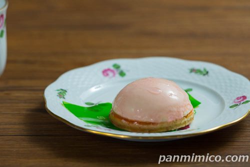 まるで桃みたいなケーキ【ファミリーマート】斜めから撮った写真