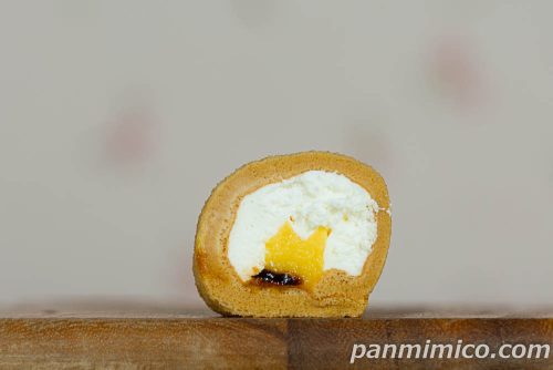 もち食感ロール(プリン)【ローソン】断面の写真