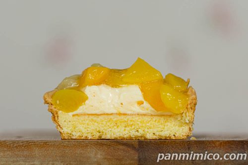 2種のフルーツタルト（黄桃＆パイン）【ヤマザキ】断面の写真