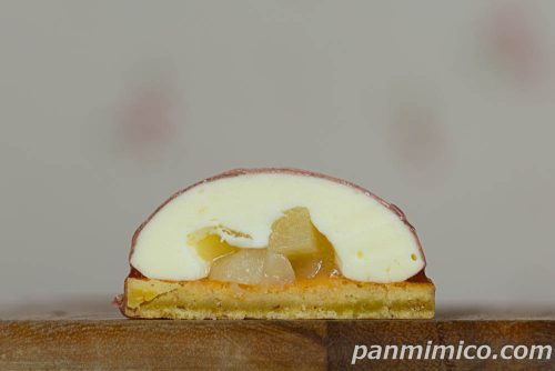 まるで桃みたいなケーキ【ファミリーマート】断面の写真