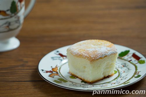 ふわふわカステラ 塩バニラホイップ【セブンイレブン】斜めから撮った写真