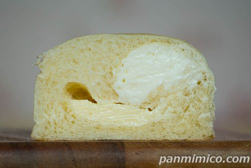 白生クリームパン（ダブルレアチーズ）【ファミリーマート】断面の写真