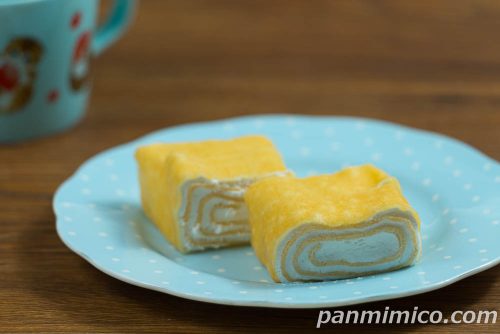 7プレミアム もちもち食感のくるくるミルクレープ【セブンイレブン】斜めから撮った写真