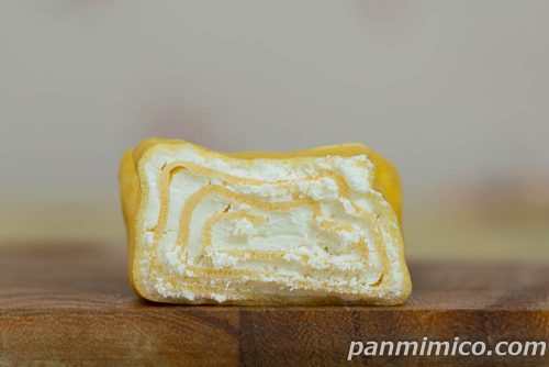 7プレミアム もちもち食感のくるくるミルクレープ【セブンイレブン】断面の写真