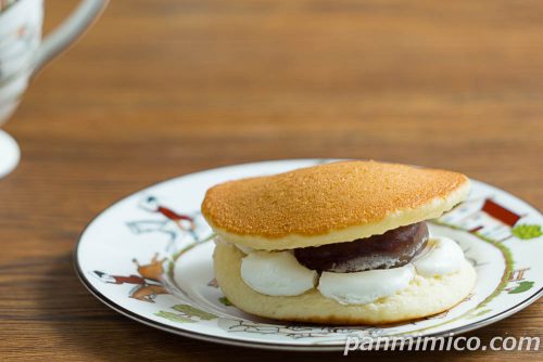 涼どら(つぶあん入りわらびもち&バニラホイップ)【ヤマザキ】斜めから撮った写真