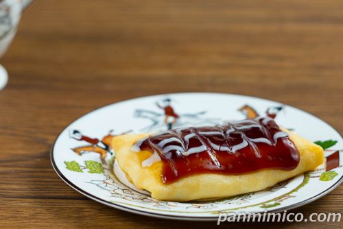お好み焼きみたいなクレープ【セブンイレブン】斜めから撮った写真