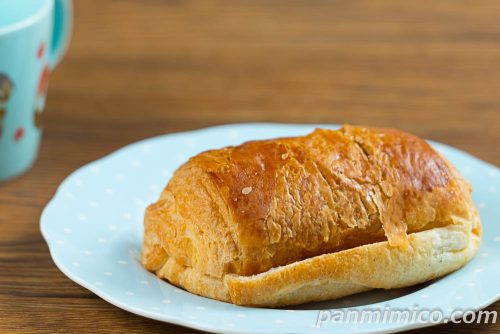 バゲットクロワッサン　ミルク【ローソン】斜めから撮った写真