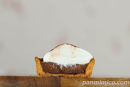 塩チョコタルト【ファミリーマート】断面の写真