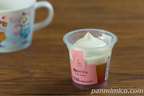 桃のパフェ【ローソン】斜めから撮った写真