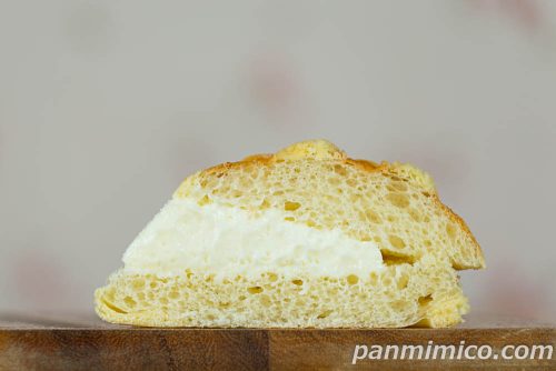 ホイップメロンパン【セブンイレブン】断面の写真