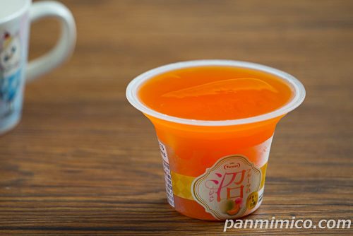 フルーツの沼ジュレ メロン&白桃【ファミリーマート】斜めから撮った写真