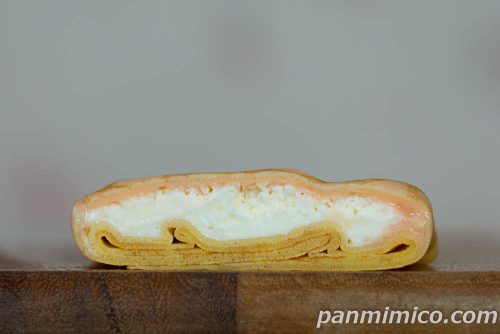 もっちクレープ(ホイップ&桃クリーム)【ヤマザキ】断面の写真