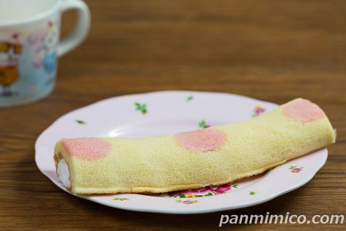 ロールちゃん(ももクリーム&もも果肉入りソース)【ヤマザキ】斜めから撮った写真