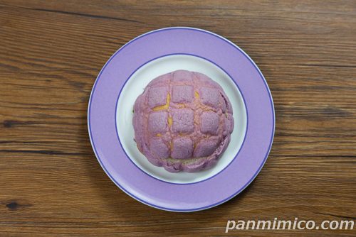 胡蝶しのぶの藤色メロンパン（紫芋クリーム＆ホイップ）【ファミリーマート】上から撮った写真