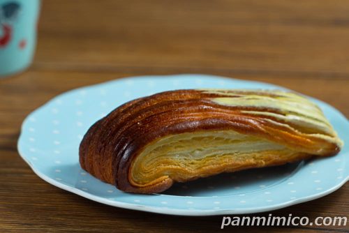バター香るパンスイス　レモン＆チーズクリーム【ローソン】斜めから撮った写真