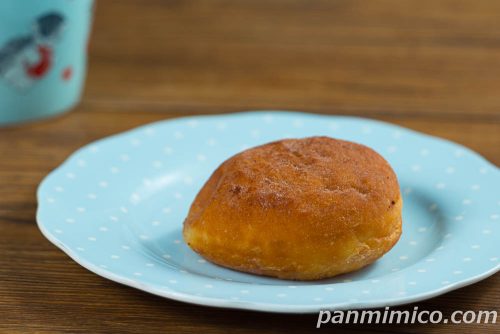 マラサダ(マカダミアチョコホイップ)【ファミリーマート】斜めから撮った写真