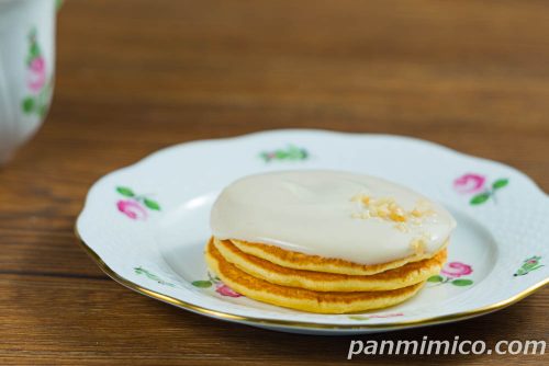マカダミアナッツソースのパンケーキ【ファミリーマート】斜めから撮った写真