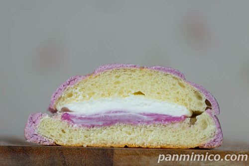 胡蝶しのぶの藤色メロンパン（紫芋クリーム＆ホイップ）【ファミリーマート】断面の写真