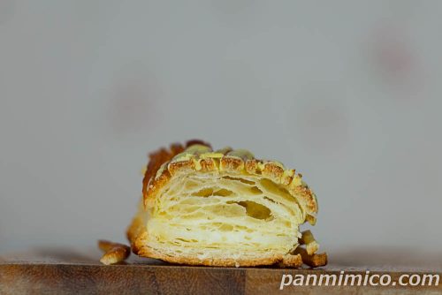 バター香るパンスイス　レモン＆チーズクリーム【ローソン】断面の写真