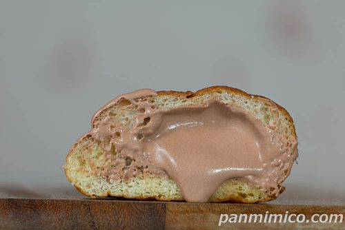 マラサダ(マカダミアチョコホイップ)【ファミリーマート】断面の写真