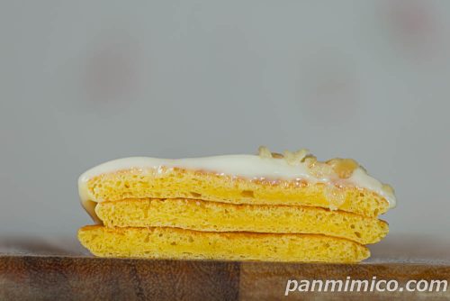 マカダミアナッツソースのパンケーキ【ファミリーマート】断面の写真