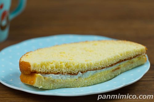 7プレミアム 大きなふわふわシフォンケーキ 練乳ホイップ&カスタード【セブンイレブン】斜めから撮った写真