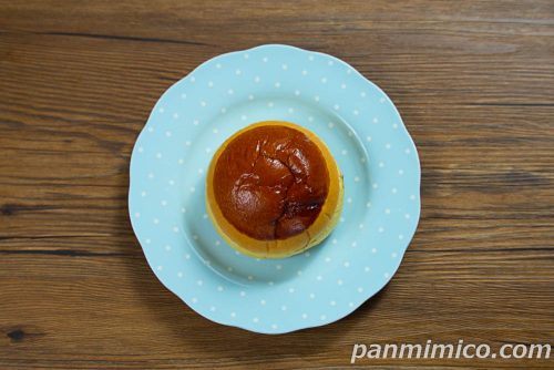 プリンみたいなパン【ファミリーマート】上から撮った写真