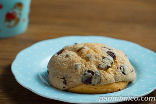 チョコチップメロンパン【ローソン】斜めから撮った写真