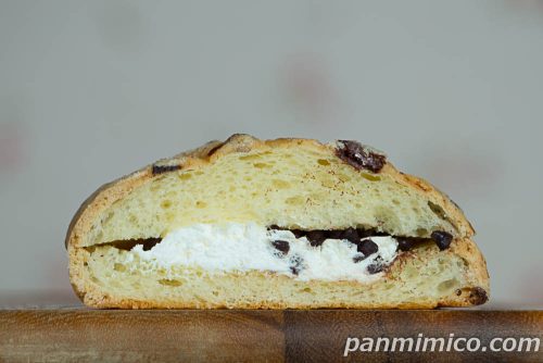 チョコチップメロンパン【ローソン】断面の写真