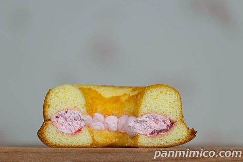 ふわふわシフォンケーキ(苺ジャム&苺クリーム)【ヤマザキ】断面の写真