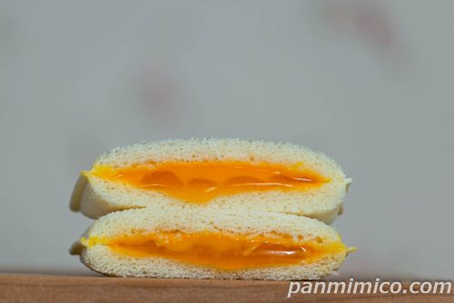 ランチパック(とろリッチ生)生クリーム入りマンゴークリーム【ヤマザキ】断面の写真