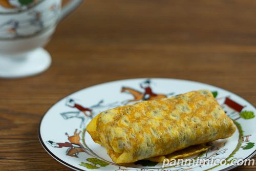 ファミマ・ザ・クレープ チョコバナナ【ファミリーマート】斜めから撮った写真