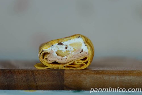 ファミマ・ザ・クレープ チョコバナナ【ファミリーマート】断面の写真