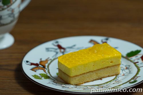 はちみつとりんごのケーキ～シブースト風～【ファミリーマート】斜めから撮った写真