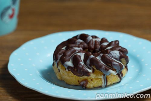 【ファミマ】「冷やして食べるフレンチクルーラー（ミルクホイップ）」斜めから撮った写真