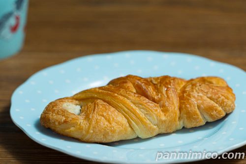 「クッキー&クリームクロワッサン」【ローソン】斜めから撮った写真