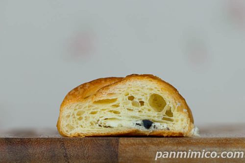 「クッキー&クリームクロワッサン」【ローソン】断面の写真